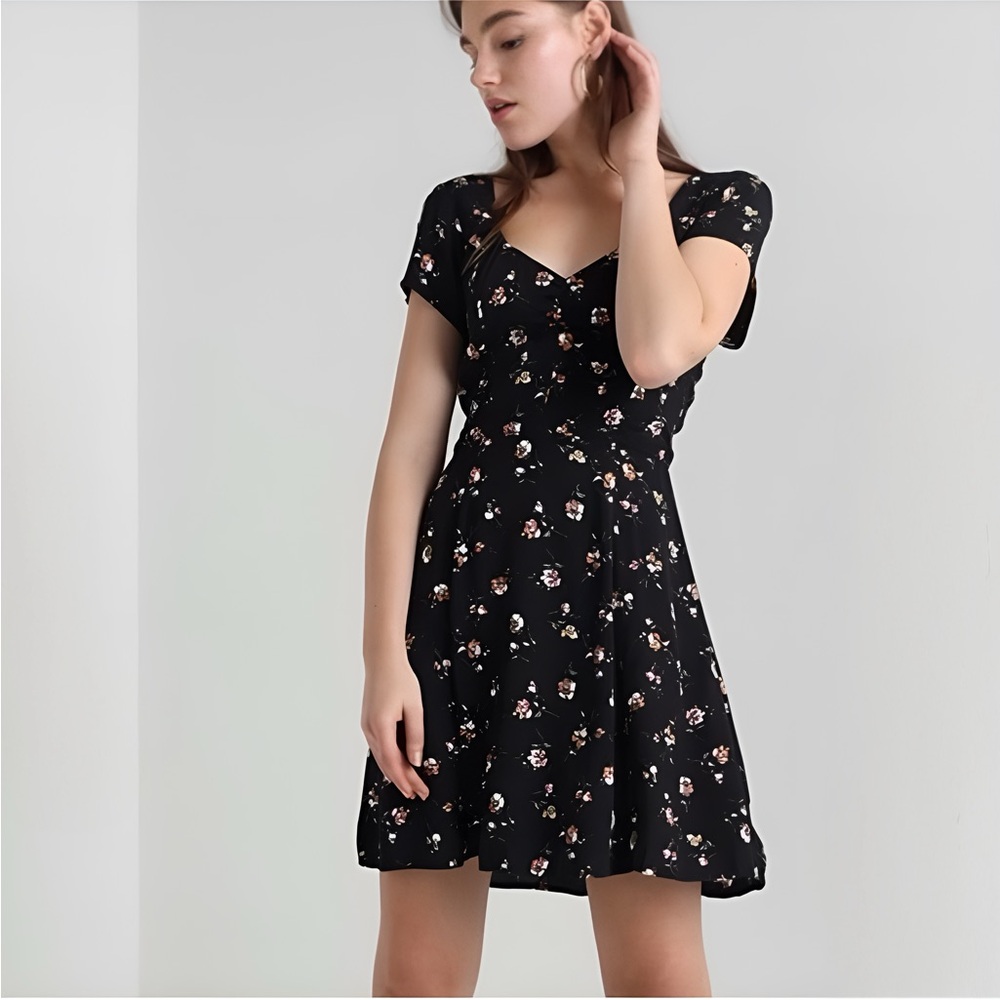 Abercrombie and fitch black short sleeve floral cinch front dress